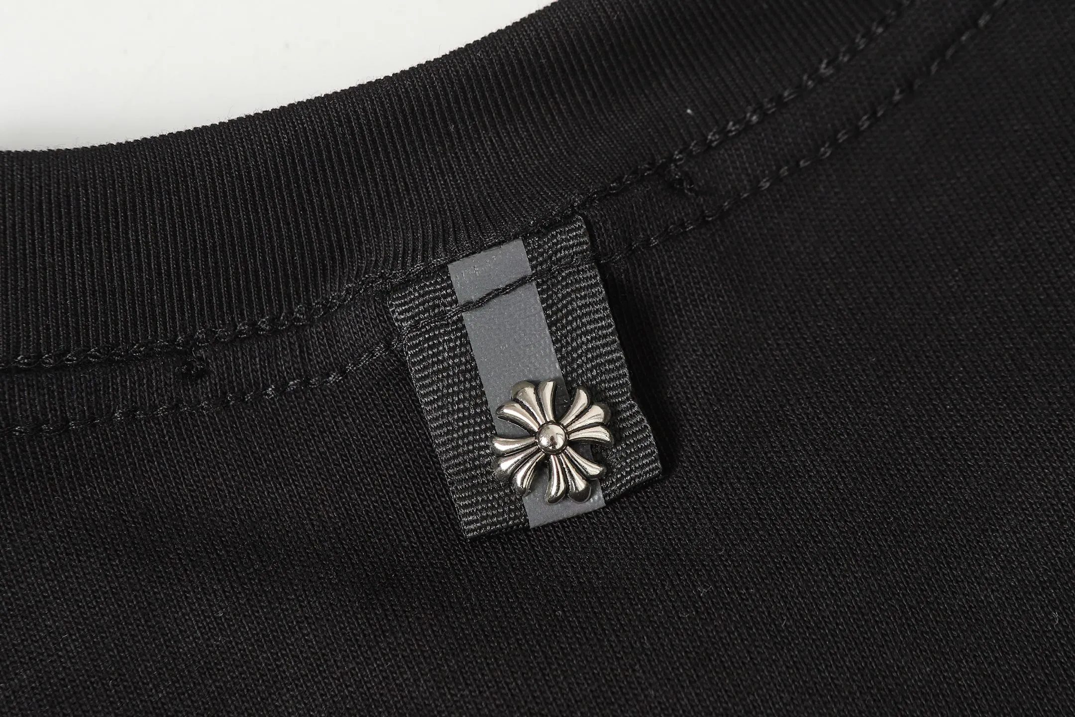 P150 💰 Actual pictures [High-end quality] Code: 8915# Color: Black White Size: S to XXL 2026ss Internet celebrity cross 🔥New Chrome Hearts 320g customized fabric Chrome heart round neck short sleeves 🔥Cross burnt appliqué embroidered men and women loose version